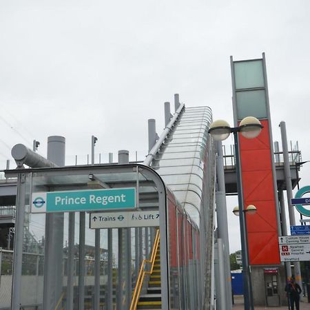 Four Bedroom Townhouse 12 Minutes Walk To Excel Exhibition Centre Londra Esterno foto