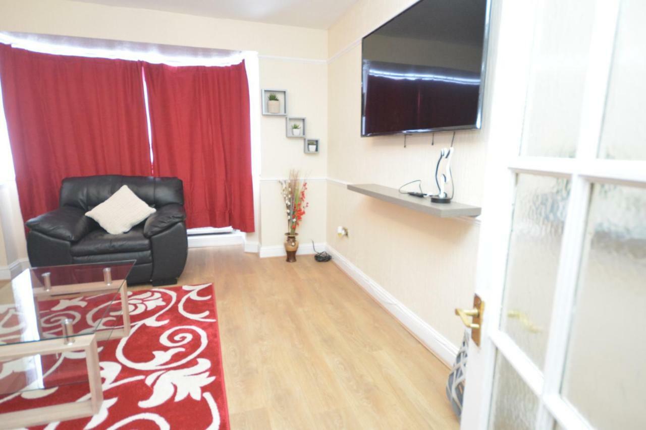 Four Bedroom Townhouse 12 Minutes Walk To Excel Exhibition Centre Londra Esterno foto