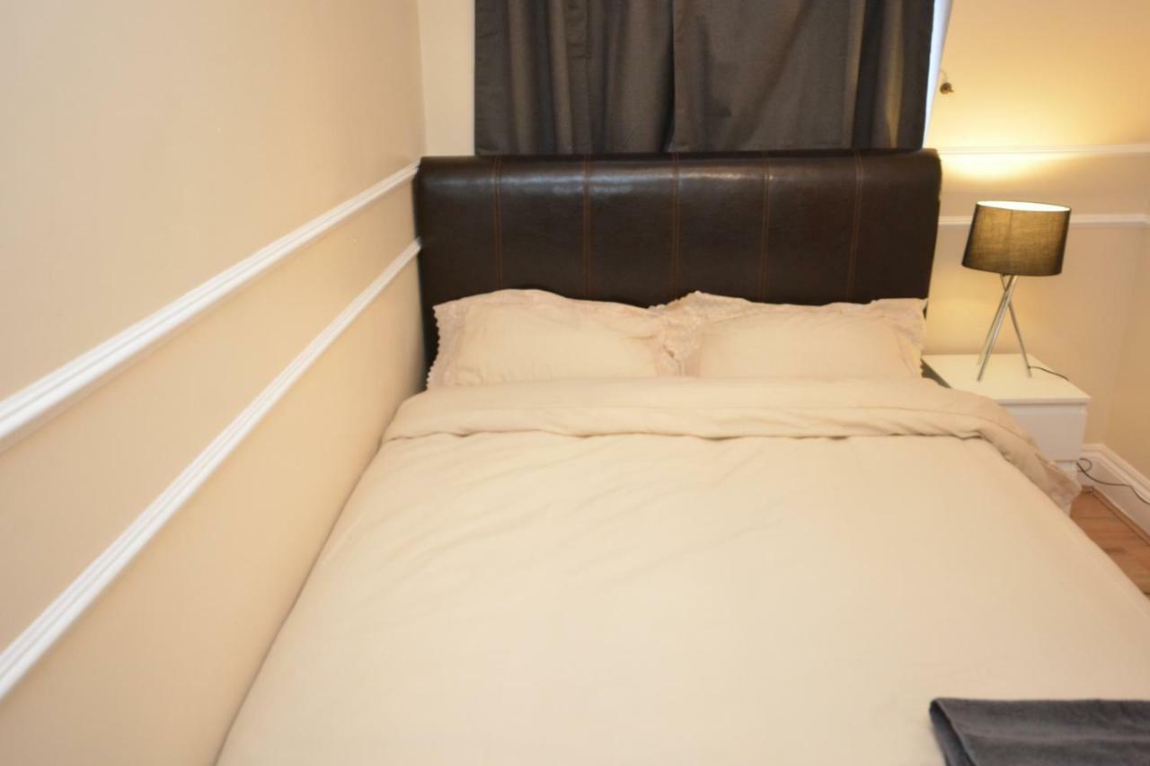 Four Bedroom Townhouse 12 Minutes Walk To Excel Exhibition Centre Londra Esterno foto
