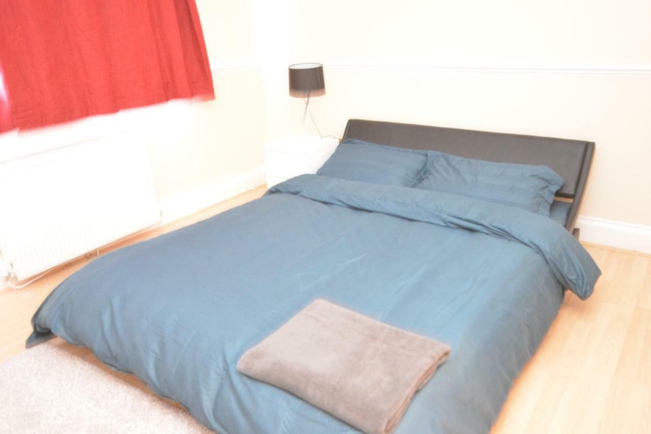 Four Bedroom Townhouse 12 Minutes Walk To Excel Exhibition Centre Londra Esterno foto