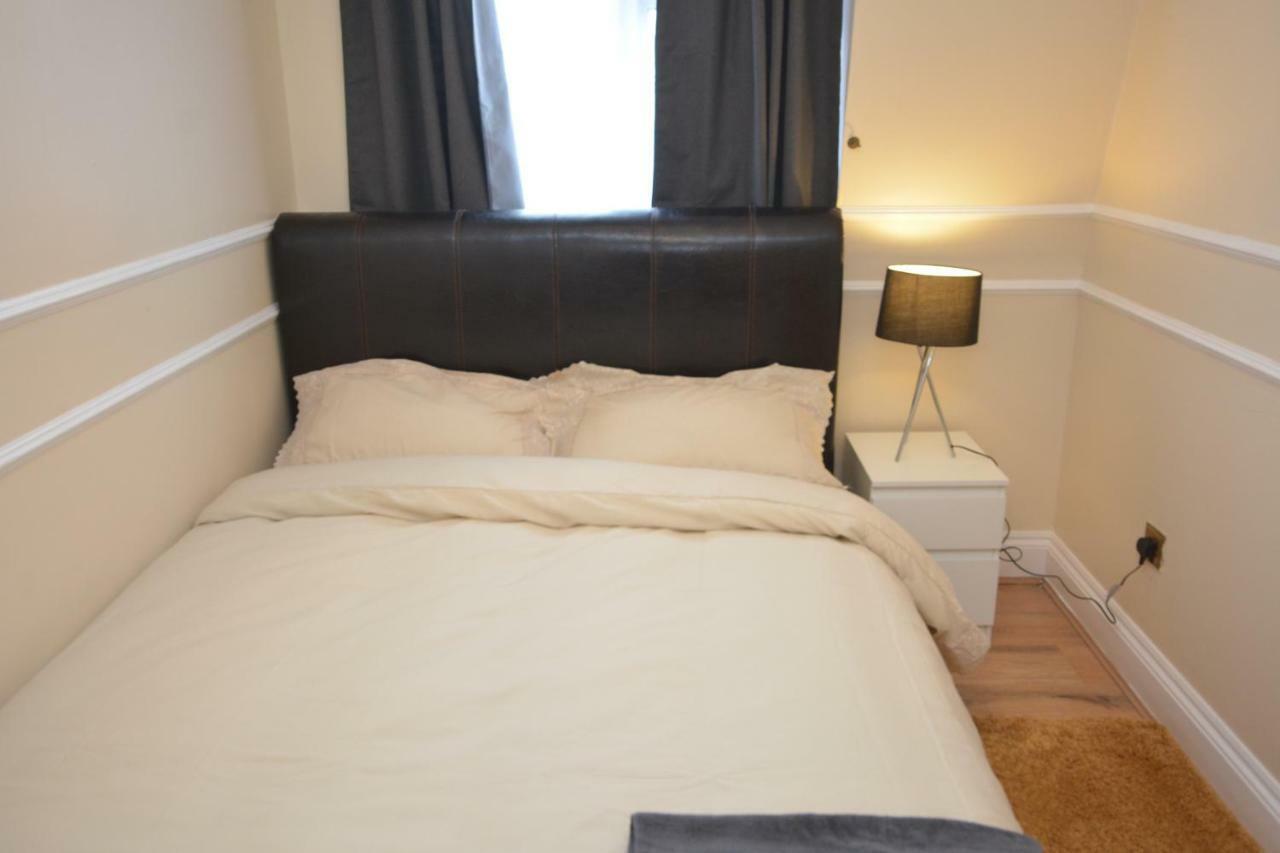 Four Bedroom Townhouse 12 Minutes Walk To Excel Exhibition Centre Londra Esterno foto