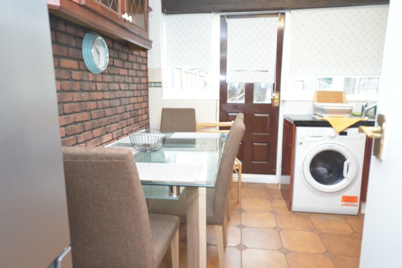 Four Bedroom Townhouse 12 Minutes Walk To Excel Exhibition Centre Londra Esterno foto