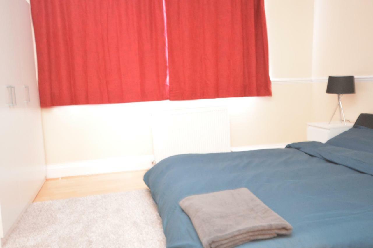 Four Bedroom Townhouse 12 Minutes Walk To Excel Exhibition Centre Londra Esterno foto