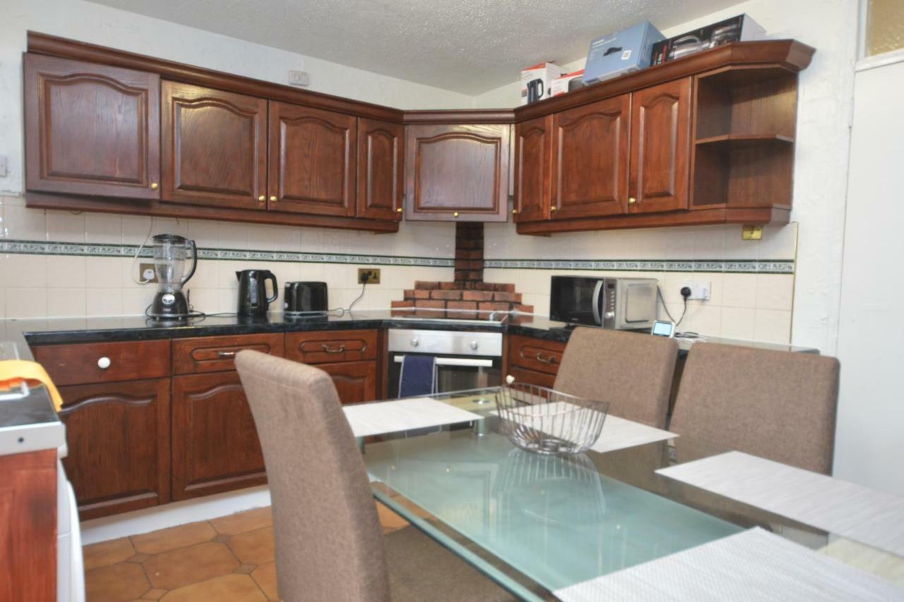 Four Bedroom Townhouse 12 Minutes Walk To Excel Exhibition Centre Londra Esterno foto
