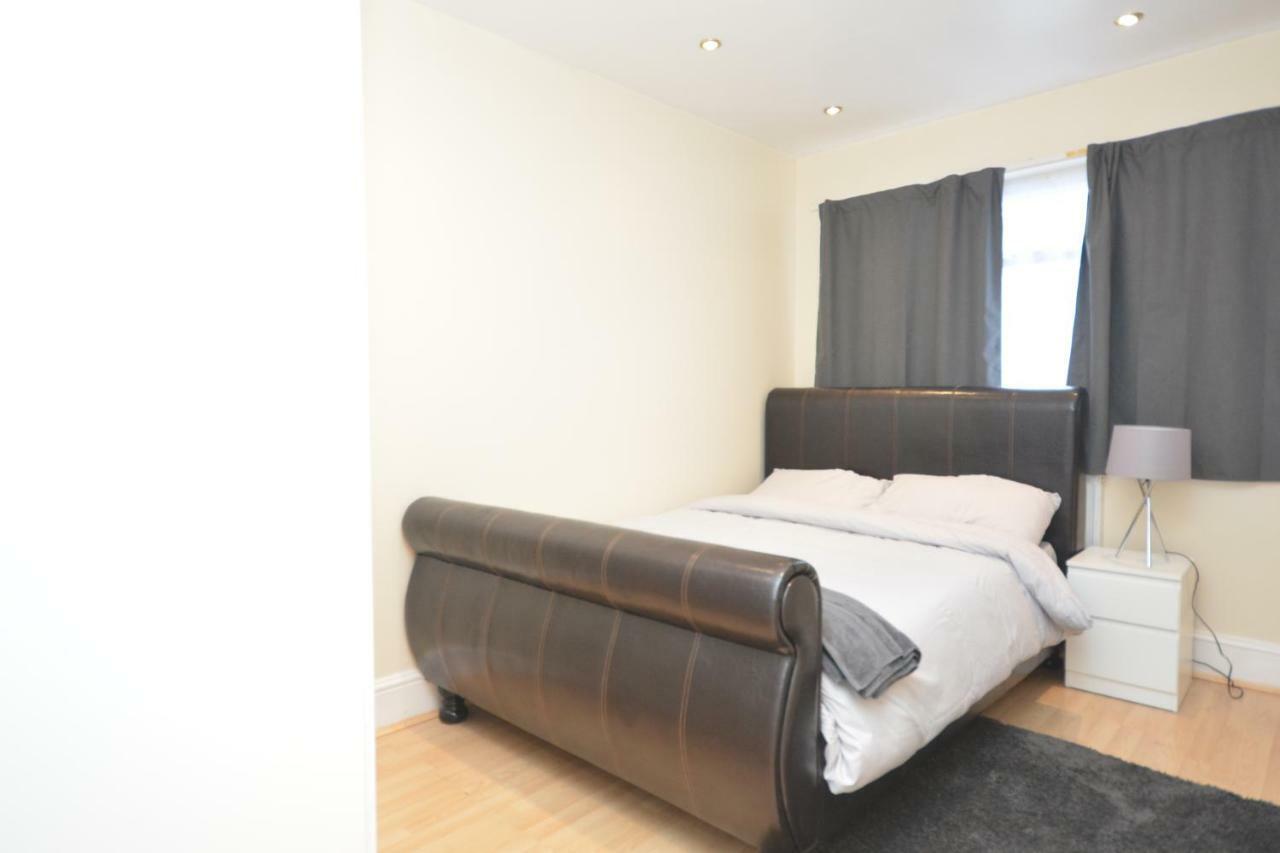 Four Bedroom Townhouse 12 Minutes Walk To Excel Exhibition Centre Londra Esterno foto