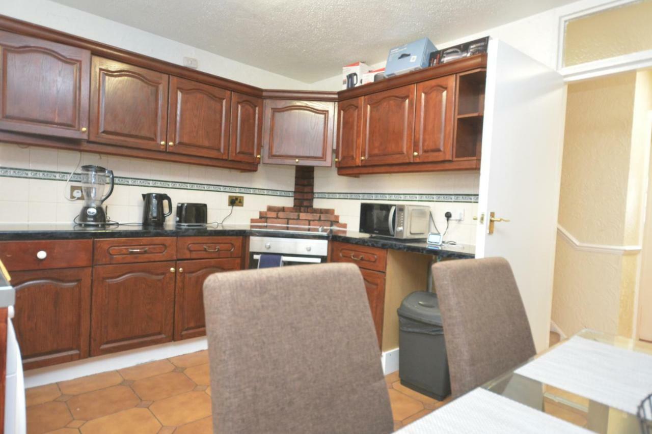 Four Bedroom Townhouse 12 Minutes Walk To Excel Exhibition Centre Londra Esterno foto