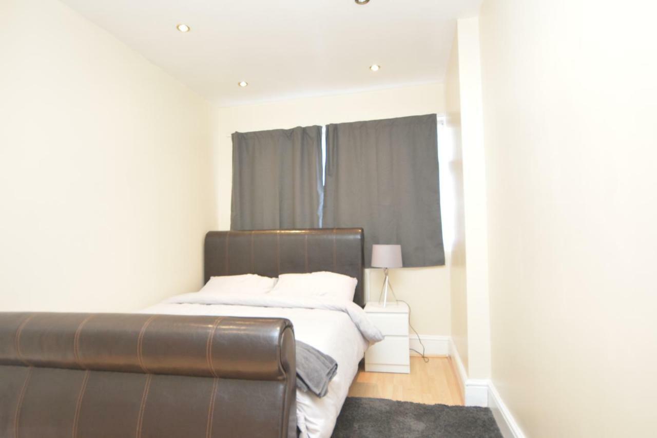 Four Bedroom Townhouse 12 Minutes Walk To Excel Exhibition Centre Londra Esterno foto
